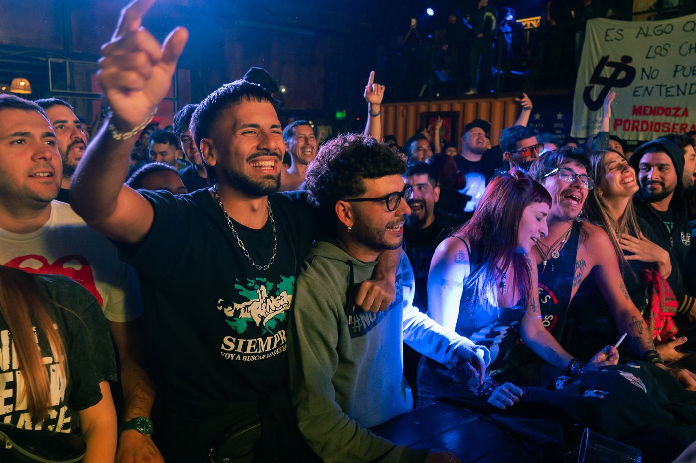 El público cantando frente al escenario, visto desde arriba
